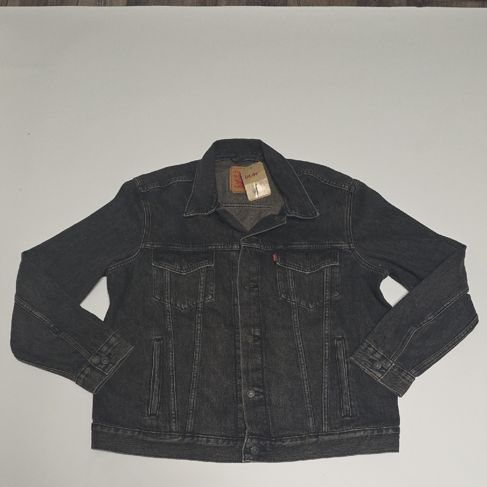 NWT Men's Levi's Relaxed Fit Trucker Jacket in Black & in Size XL.